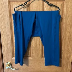 Green/blue Ruby Robb Capri leggings with pockets